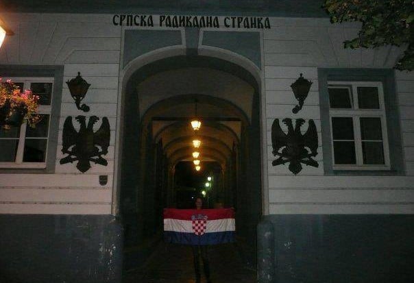 Raširila hrvatsku zastavu ispred Srpske radikalne stranke u srcu Beograda!