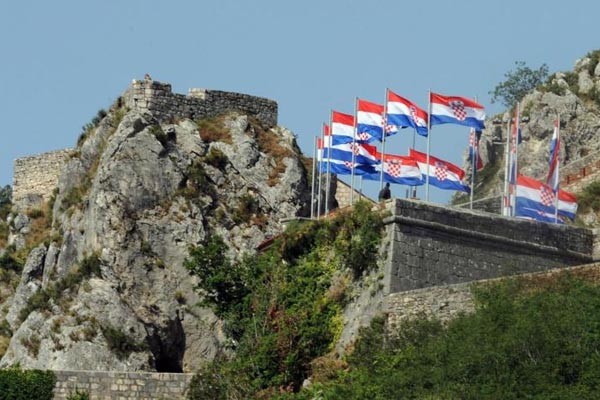 http://hrvatski-fokus.hr/wp-content/uploads/2018/03/knin-zastave3-600x400_35395780.jpg