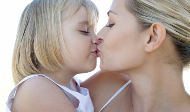 majka, ljubljenje u usta, djeca