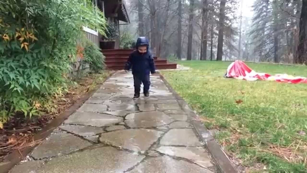 dječak, gravitacija, kiša, video snimak