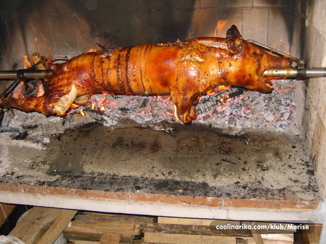 Pečeni odojak , gastronomski klasik , pečenje, prosjaci i sinovi, Praseći butik, Vinkovci, vinkovci slavonija, Pečeni odojak , pečeno meso, Pečeni odojak , Božić, božični stol, Pečeni odojak , recept