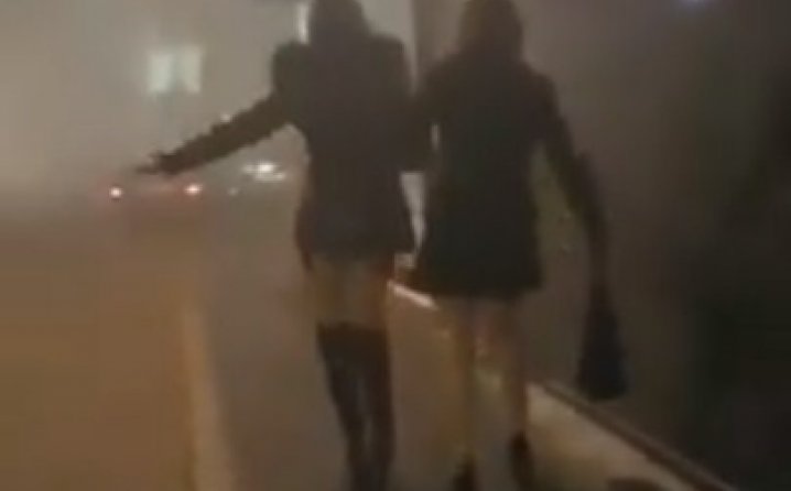 pijane, djevojke, teturanje, Brčko, ulica