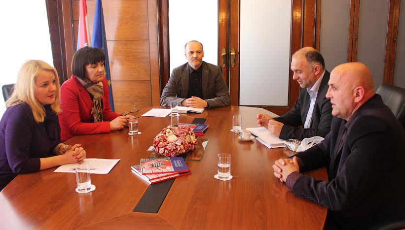 Daria Krstičević, Hrvati