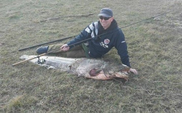 Livno, ribar, buško jezero, som