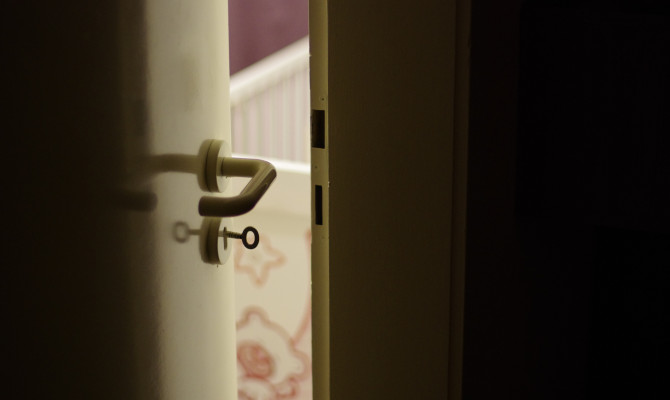 sin, majka, provalnik, stan