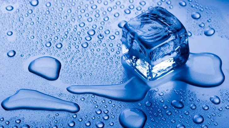 kocke leda, topla voda, trik