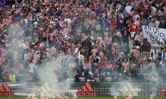 Neredi, navijački neredi, neredi navijača, HNS, Torcida, specijalci, Francuska, neredi navijača, navijački neredi, Neredi