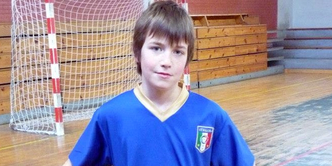 krv, dječak, ozlijeđeni dječak , psi lutalice