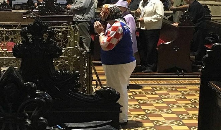 baka, navijačica, crkva