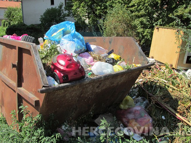 Smeće, gradsko komunalno poduzeće, u ulici Augusta Šenoe 