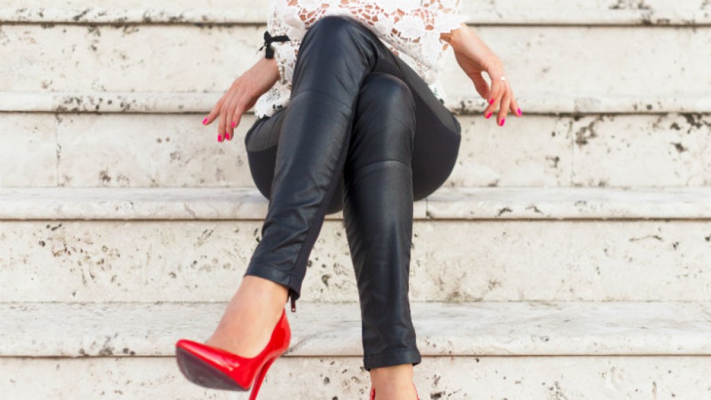 prekrižene noge , sjedenje, ženstvenost