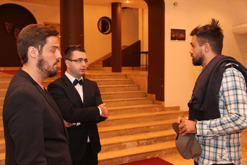 Mrtve ribe plivaju na leđima