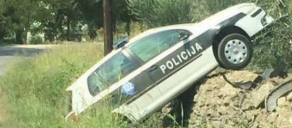 policajac sletio s kolnika