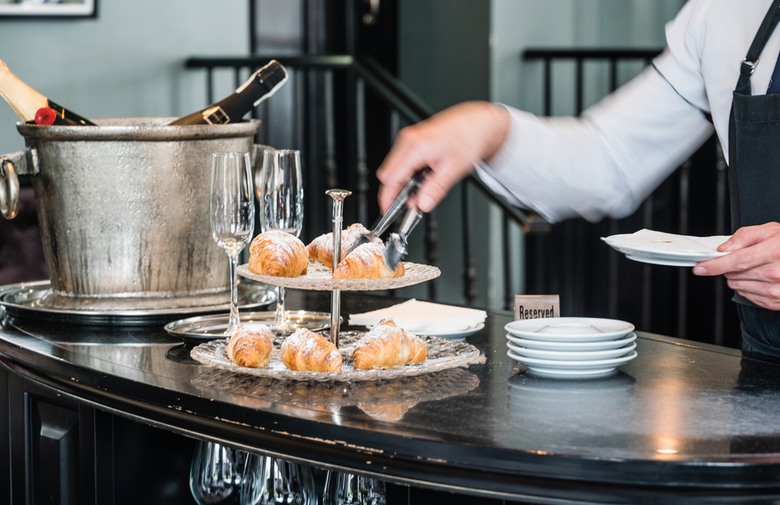 konobari, konobarica, konobar, dobitak, konobarica