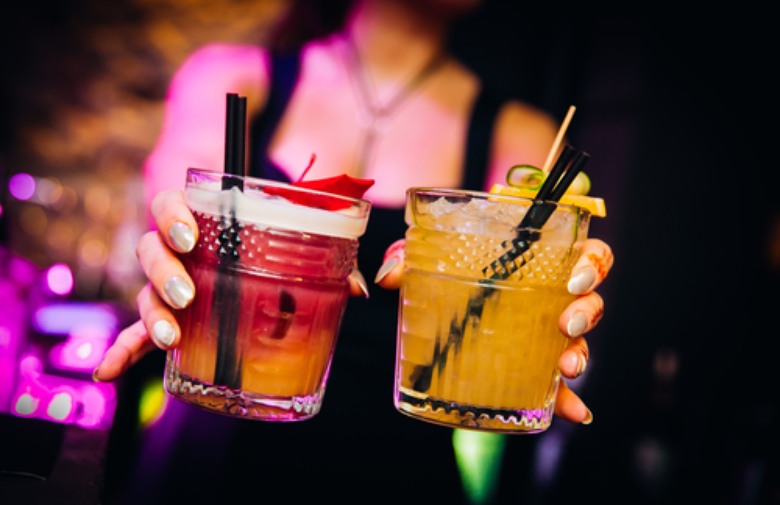 konobar, piće, droga, droga za silovanje, kafić, konobarica, konobari, trikovi