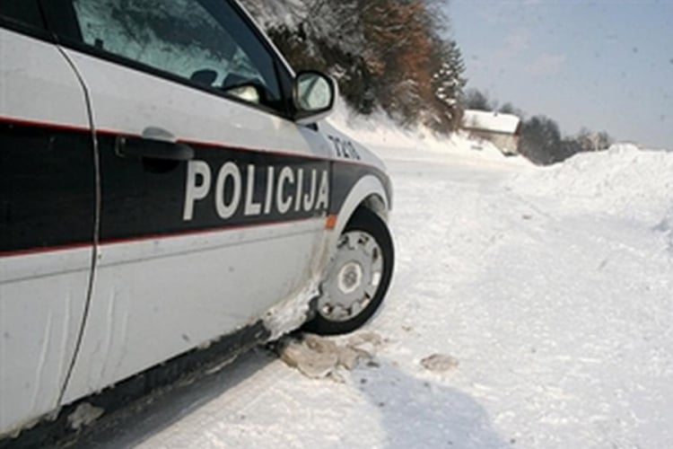 policija na snijegu