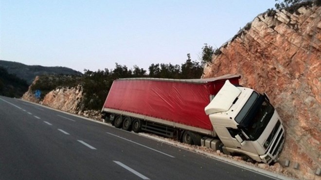 kamion, udar u stijenu