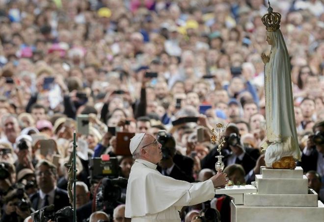 Papa Franjo, pred kipom fatimske Gospe, Sveti Otac