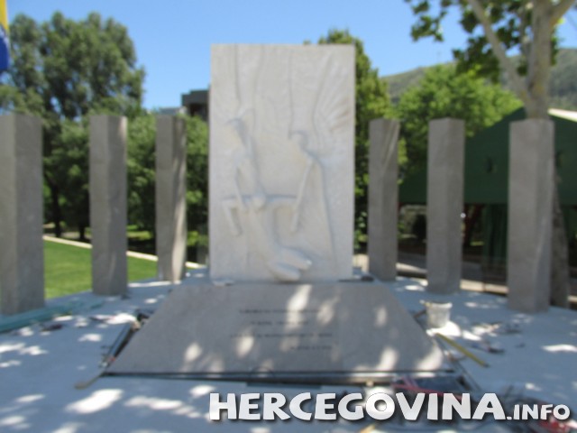 Tihomir Mišić, spomenik