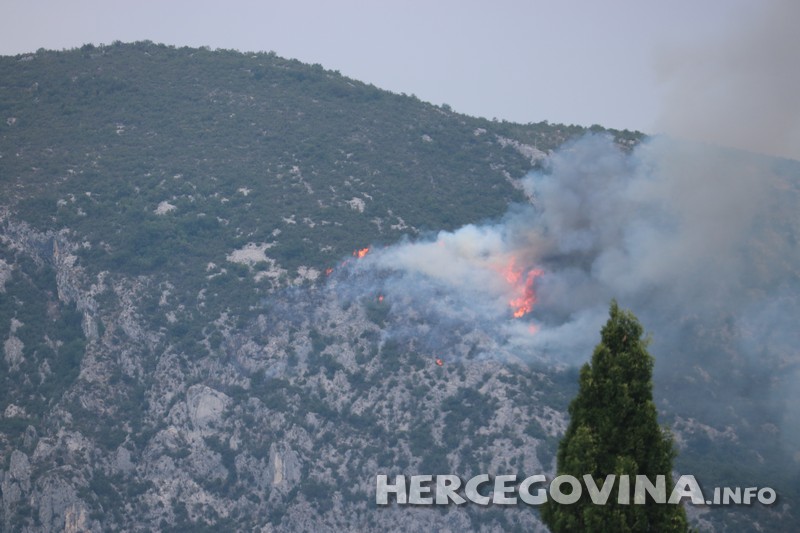 Uslijed udara groma vatra zahvatila brdo Orlac