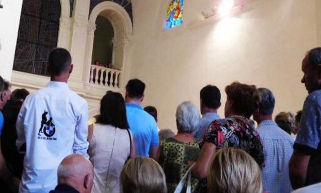 s ovakvom košuljom u crkvu