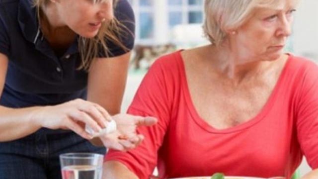 stara osoba odbija tablete