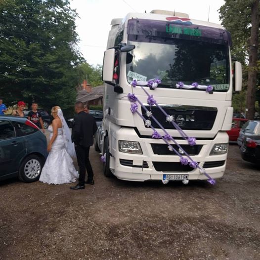Fotka postala hit u regiji: Pogledajte kako je ova mladenka došla na svoju svadbu