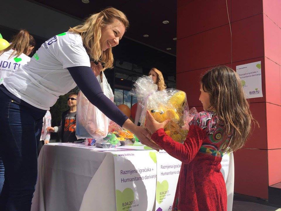 Mostar, darivanje, darivanje igračaka 