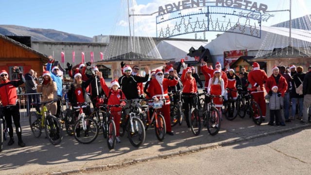 djed božicnjak na biciklu