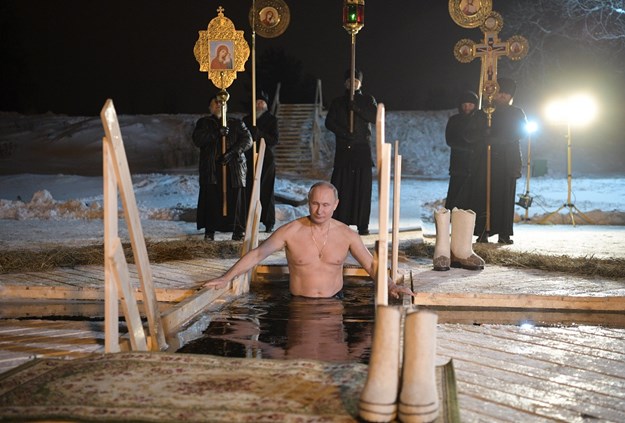 Putin se povodom Bogojavljenja okupao u ledenom jezeru