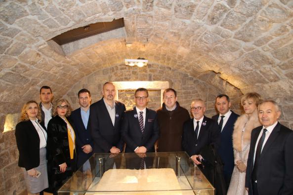 Mostar sveučilište, Humac