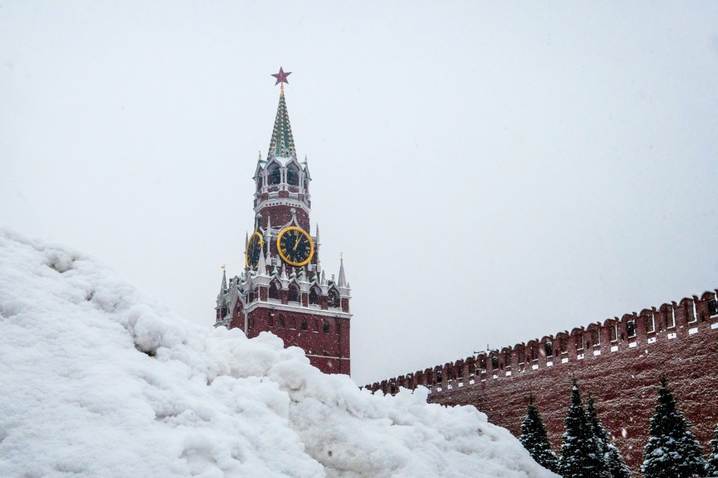 Najjača snježna oluja u povijesti Moskve: Grad je paraliziran, otkazani deseci letova, jedna osoba poginula