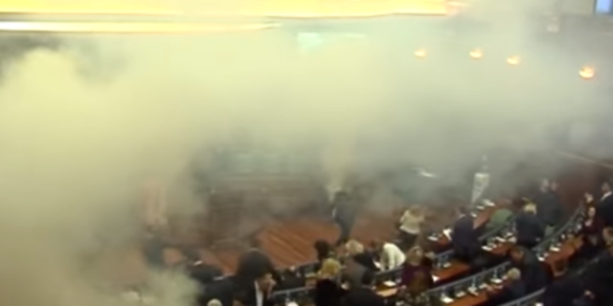 kosovski parlament, suzavac