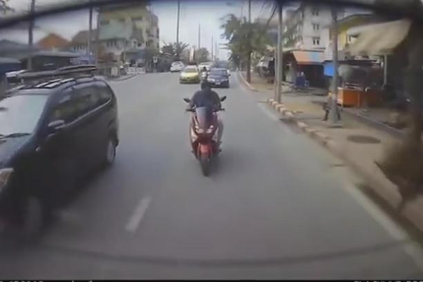 mopedist, vožnja, mobitel