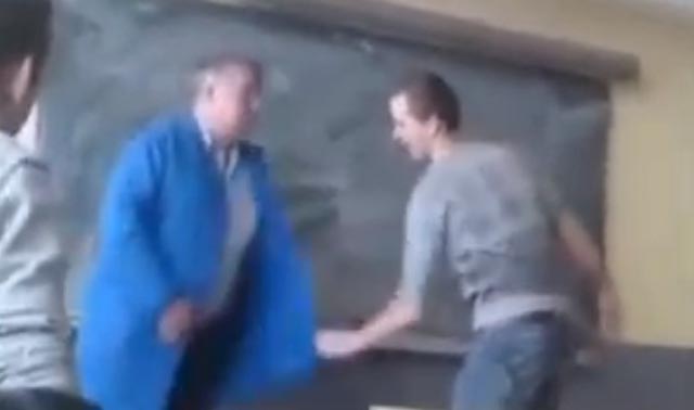 ucenik maltretira profesora