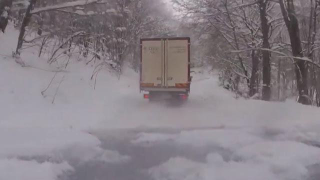 Kamion u snijegu