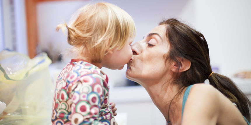 mama, dijete, poljubac u usta, najmlađe dijete, obitelj