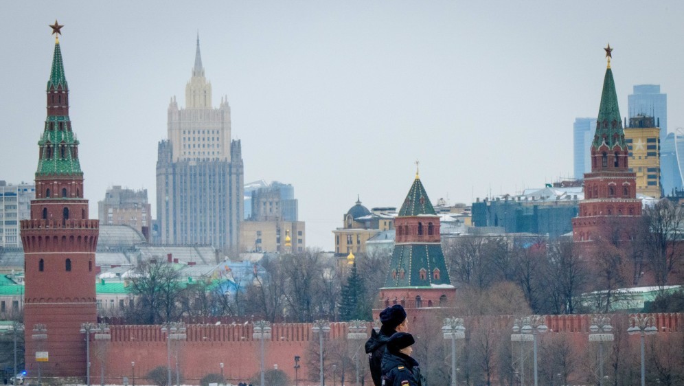 EVGENIJ BUŽINSKI, TROVANJE ŠPIJUNA, DIPLOMATSKA KRIZA