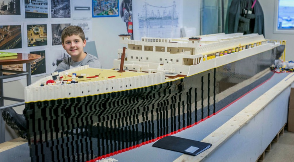 lego kocke, dječak, titanik