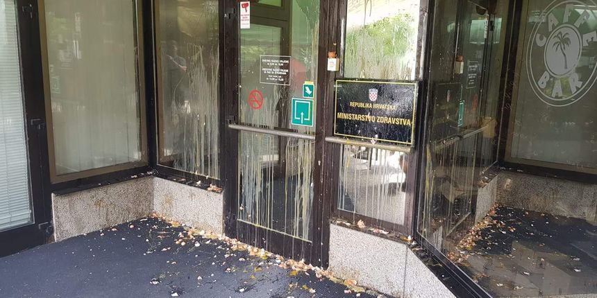 Vrata Ministarstva zdravstva gađali jajima: 'Kujundžiću, vrijeme je da odete!'