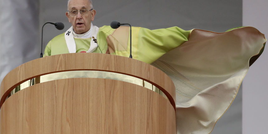 Papa Franjo poručio roditeljima homoseksualaca da ih ne osuđuju: 'Svako dijete ima pravo na obitelj'