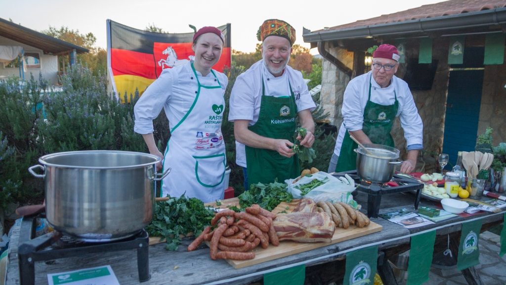 Raštikijada, jela od raštike, Raštikijada, Grude