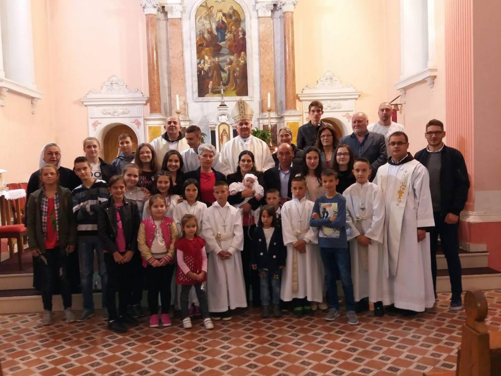 Biskup Komarica krstio 7. dijete obitelji Kazimira i Stanislave Kasalo