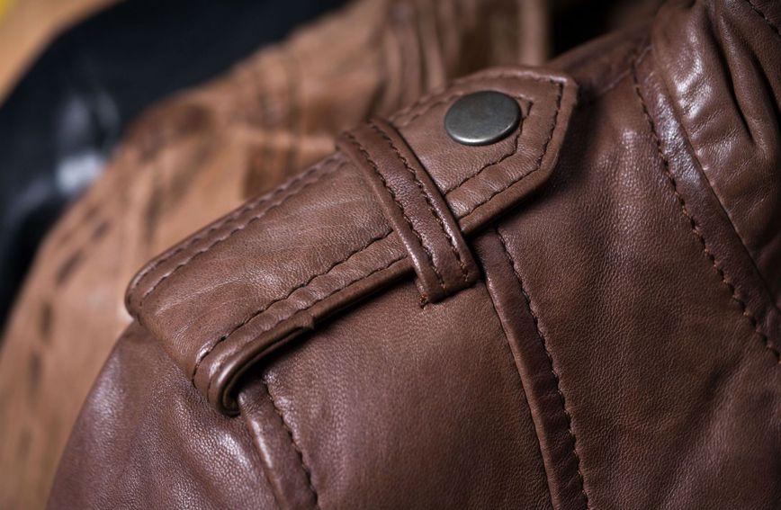 Nije samo ukras: Znate li čemu služi gumb na ramenu jakni i kaputa?
