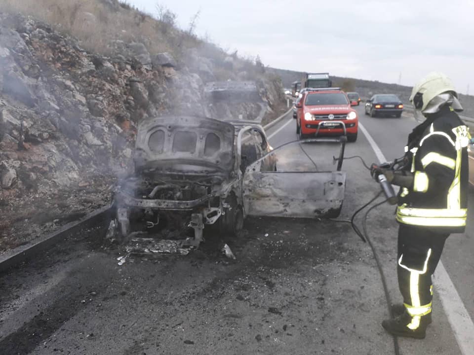 Vozilo u plamenu na magistrali Mostar – Široki Brijeg, promet obustavljen