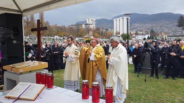 kardinal na misi na sarajevskom groblju