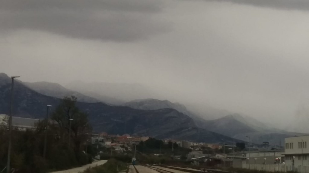 Počeo snijeg u Dalmaciji: Pahulje nadomak Splitu, zabijelili se i vrhovi Brača