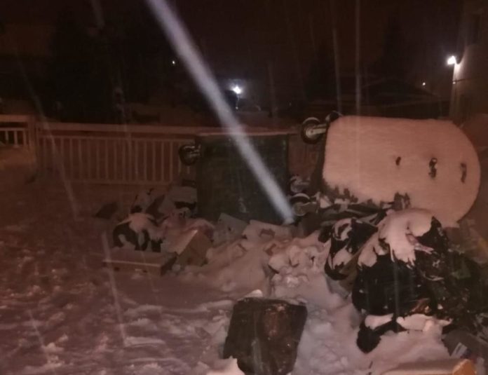 Kontejnere s kolodvora natovarili na kamion i iskipali pred kapijom komunalnog