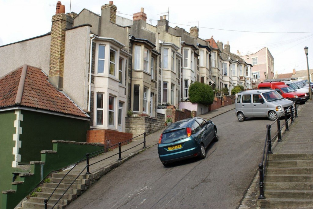 Najstrmija u Europi: Ulica u kojoj se stanari služe trikovima da im auti ne otkližu