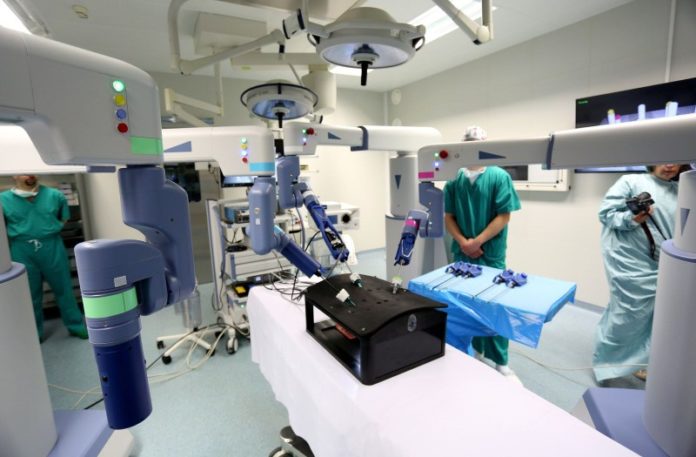 Građane Hrvatske odnedavno operiraju – roboti: KBC Zagreb pohvalio se novim kirurškim robotom 